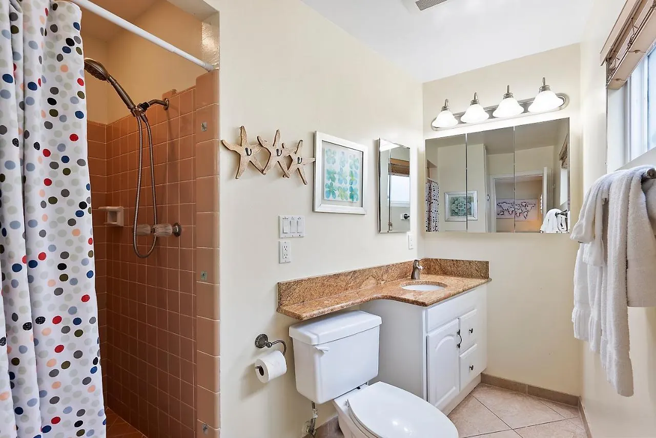 Holiday home Pacific Paradise - Large Patio, Hot Tub, Short Walk To Beach, & Parking