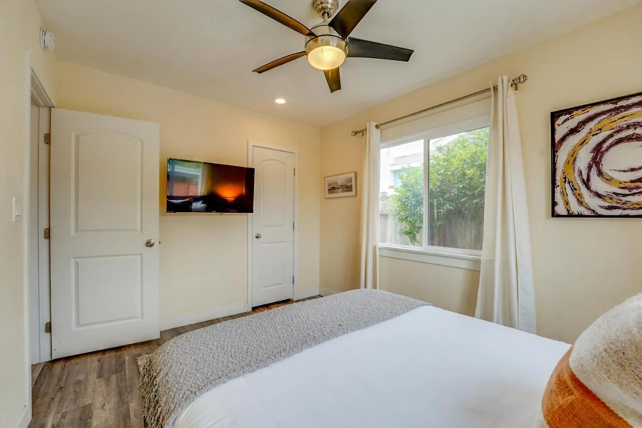 La Jolla Oasis - Pet Friendly, Large Backyard, Walk2beach & Location! Holiday home *