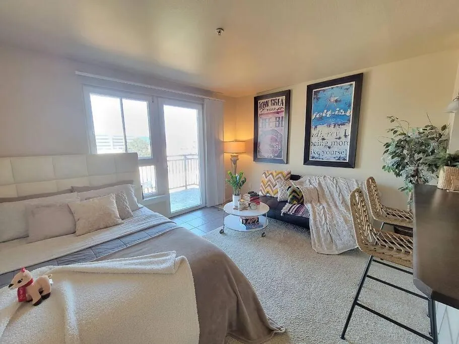 Beautiful Cozy In Downtown Apartment *