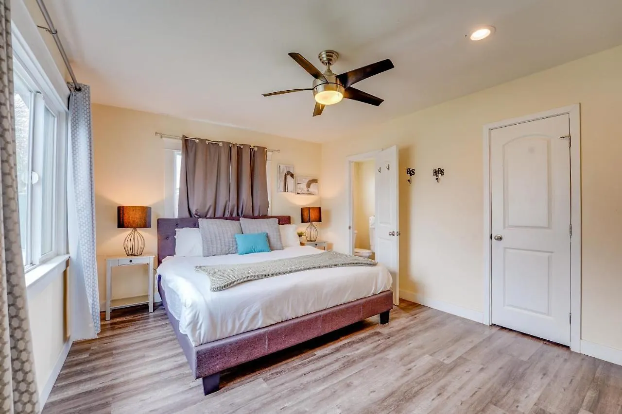 Holiday home La Jolla Oasis - Pet Friendly, Large Backyard, Walk2beach & Location!