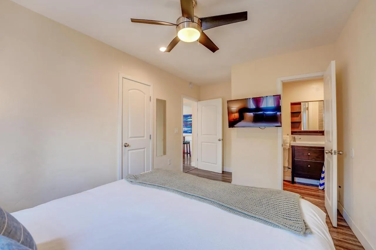 La Jolla Oasis - Pet Friendly, Large Backyard, Walk2beach & Location! *