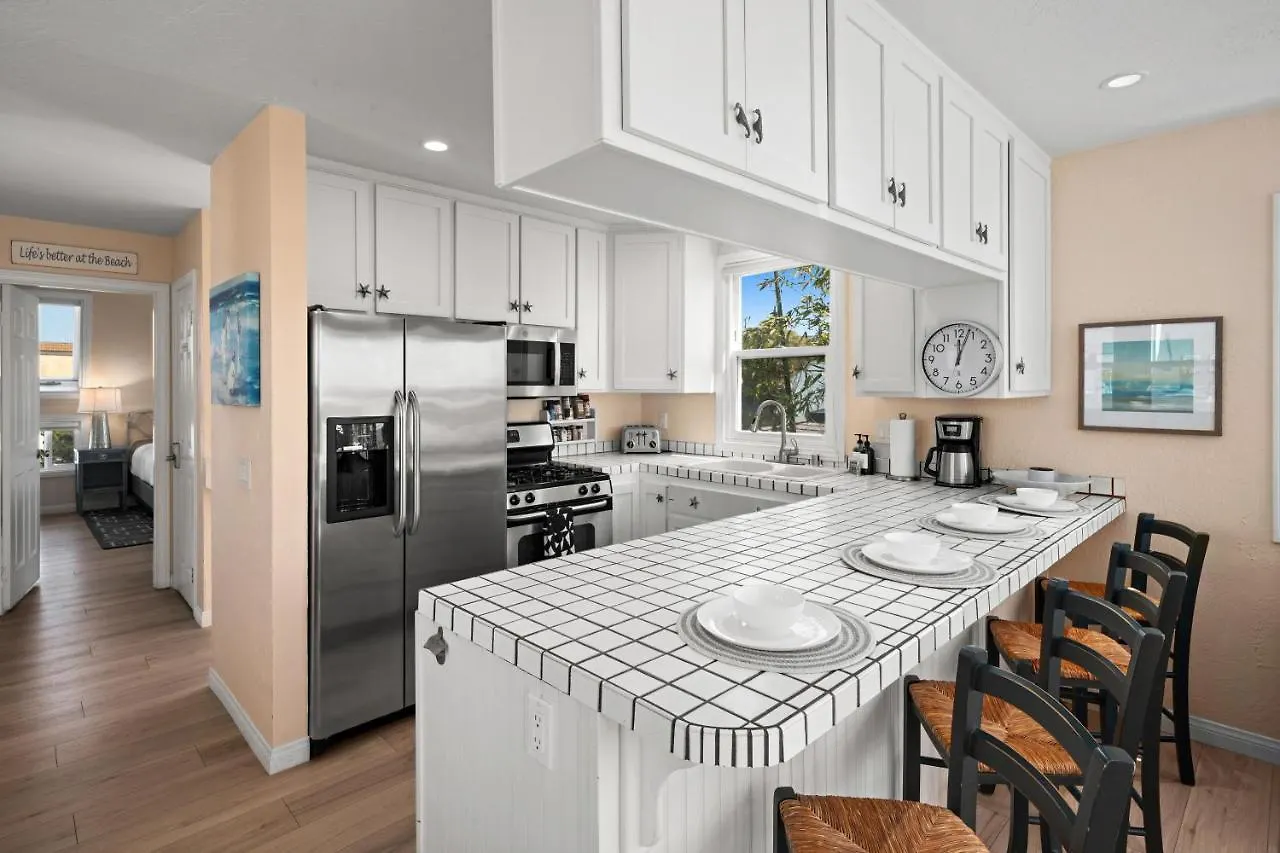 Holiday home Bay View Paradise - Rooftop Deck, Off-street Parking, King Suite, Washerdryer & Bay Views!