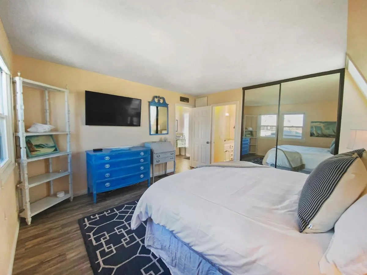 Bay View Paradise - Rooftop Deck, Off-street Parking, King Suite, Washerdryer & Bay Views! Holiday home