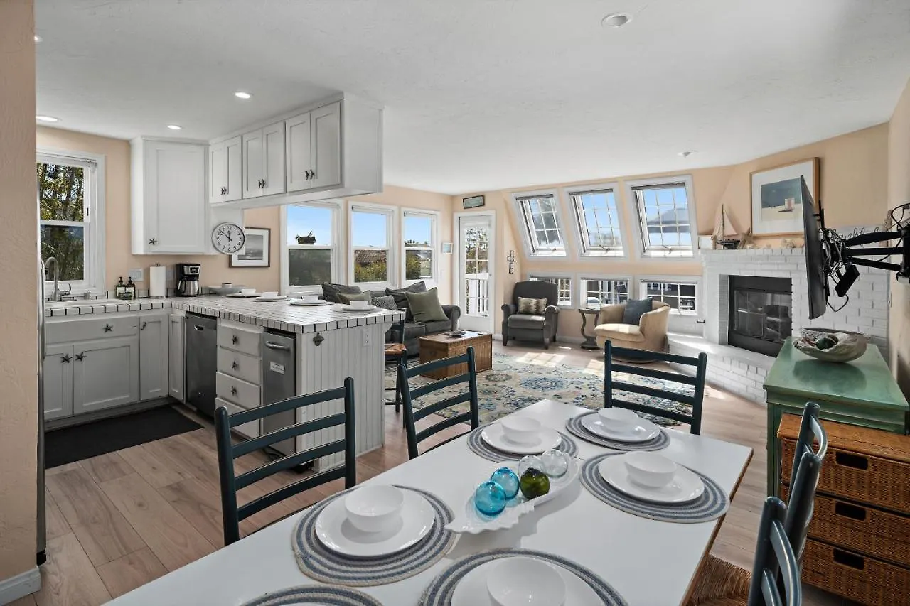 Bay View Paradise - Rooftop Deck, Off-street Parking, King Suite, Washerdryer & Bay Views! Holiday home *