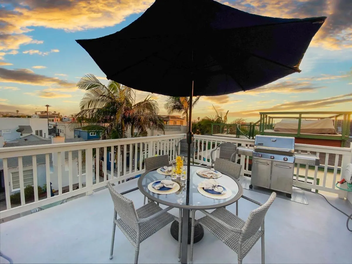 Bay View Paradise - Rooftop Deck, Off-street Parking, King Suite, Washerdryer & Bay Views! Holiday home San Diego