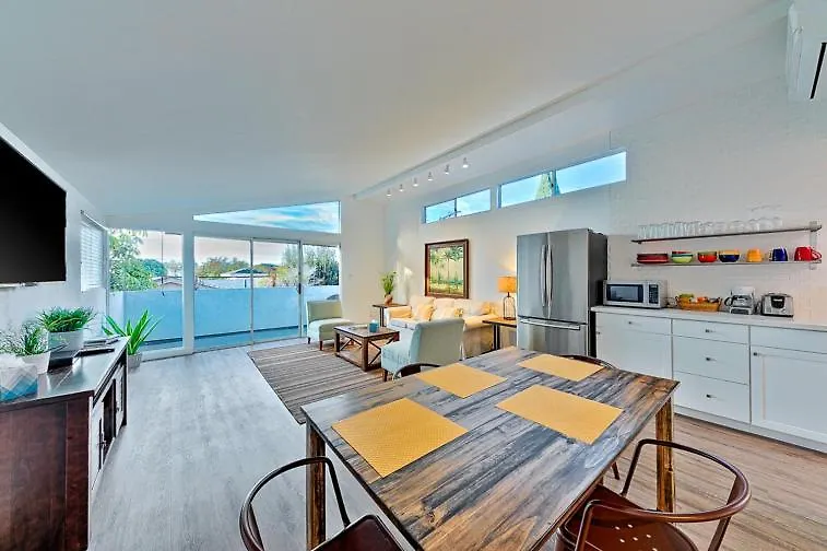 Shores Perfection - Spa, Ac, Pet Friendly, Parking, Fire Pit & Massive Private Yard! Holiday home