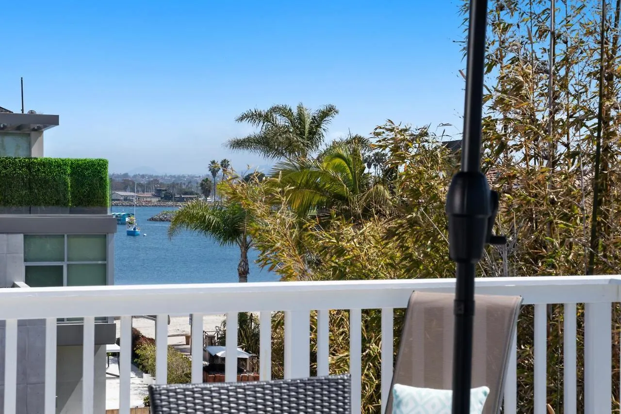 Holiday home Bay View Paradise - Rooftop Deck, Off-street Parking, King Suite, Washerdryer & Bay Views! San Diego