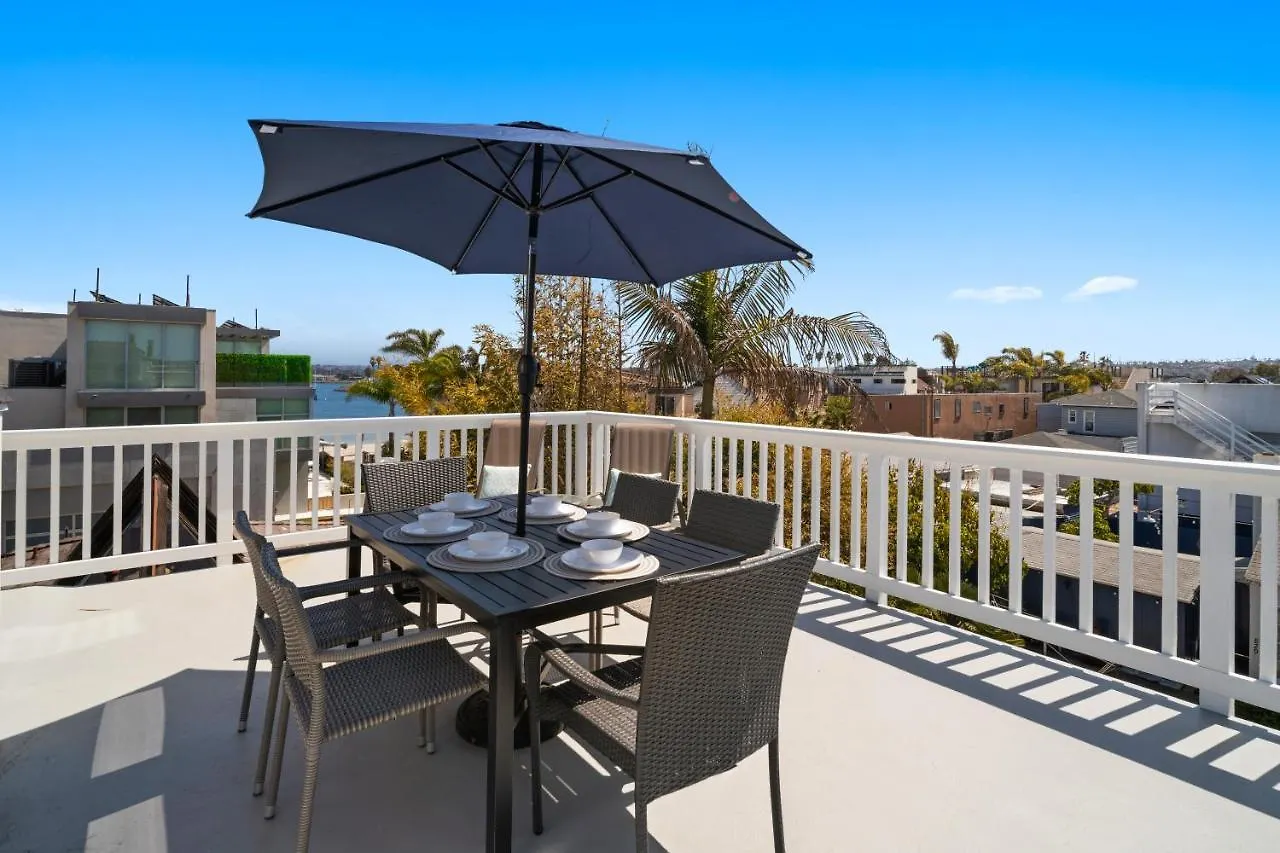 Bay View Paradise - Rooftop Deck, Off-street Parking, King Suite, Washerdryer & Bay Views! Holiday home San Diego