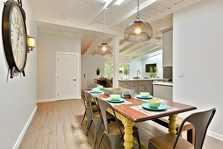Holiday home Shores Perfection - Spa, Ac, Pet Friendly, Parking, Fire Pit & Massive Private Yard!