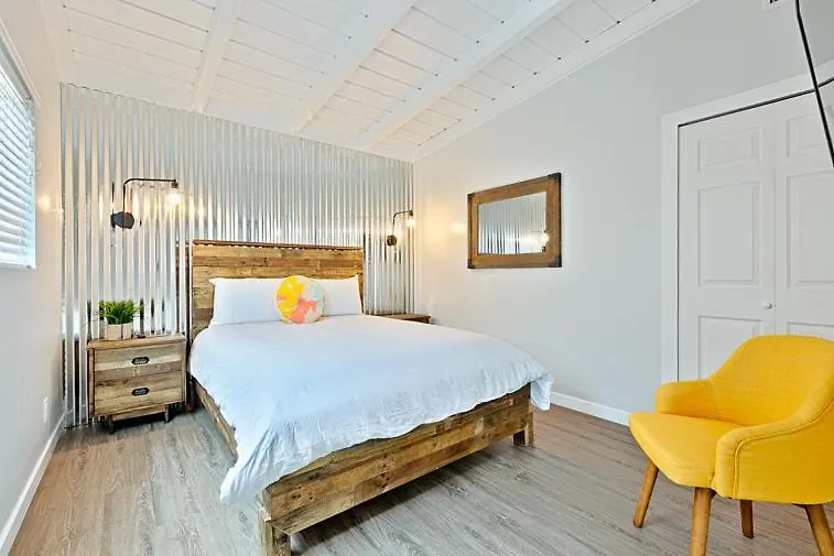 Shores Perfection - Spa, Ac, Pet Friendly, Parking, Fire Pit & Massive Private Yard! Holiday home