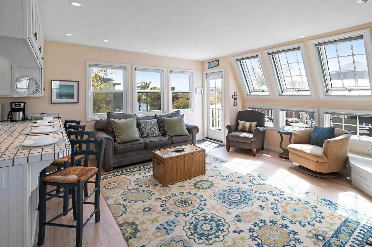 Bay View Paradise - Rooftop Deck, Off-street Parking, King Suite, Washerdryer & Bay Views! Holiday home San Diego