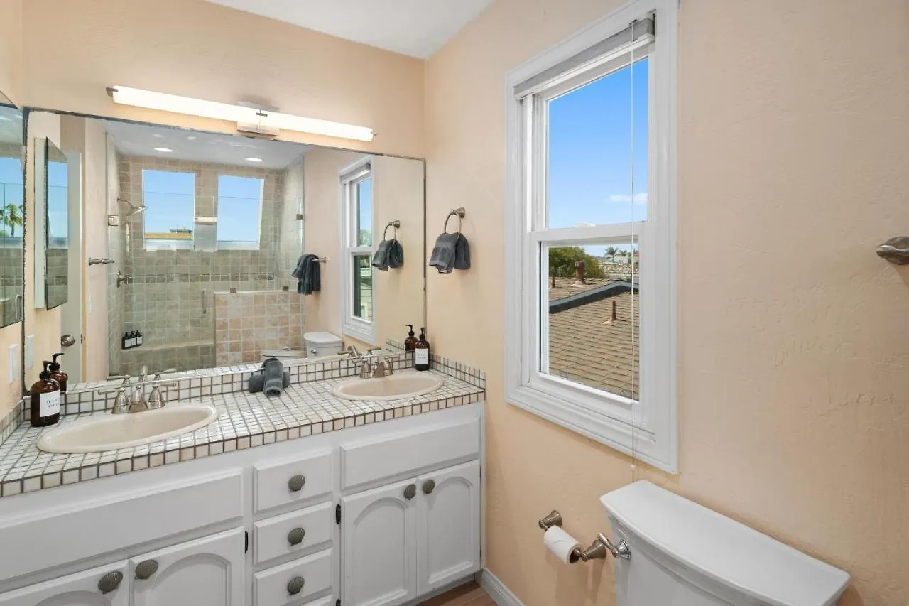 Bay View Paradise - Rooftop Deck, Off-street Parking, King Suite, Washerdryer & Bay Views! *