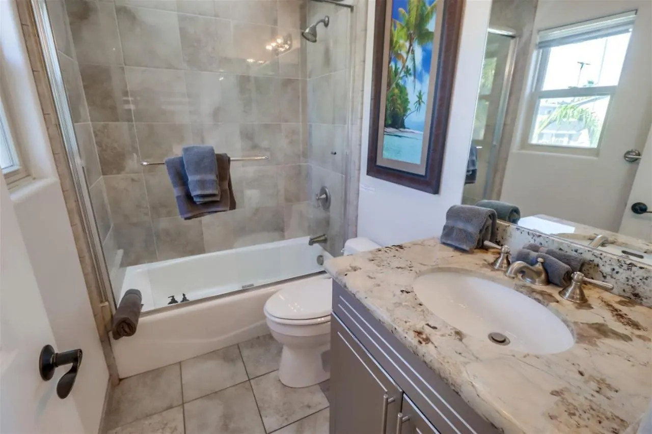 Bay View Dream - Steps To Bay, Rooftop Patio & Ac Holiday home *