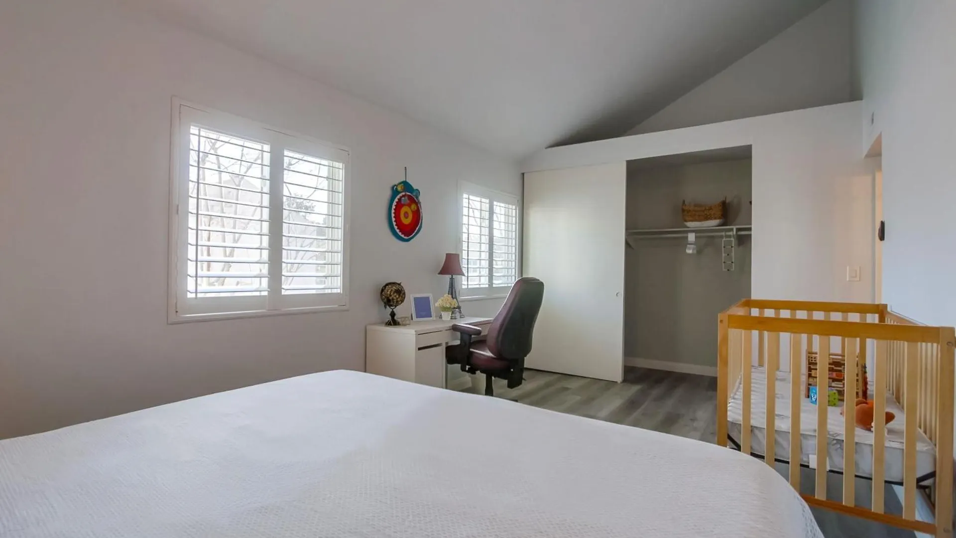 Holiday home Entire Spacious 4-bedroom House W Free Pool Access, Garage & Parking In Prime Location *