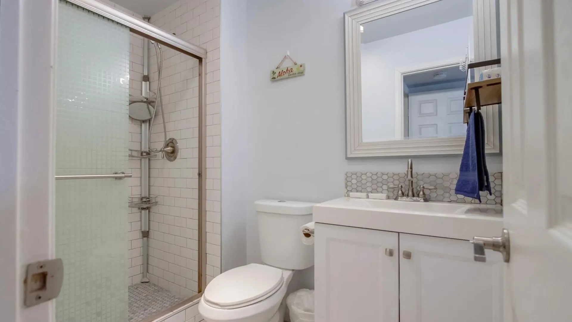 Entire Spacious 4-bedroom House W Free Pool Access, Garage & Parking In Prime Location San Diego