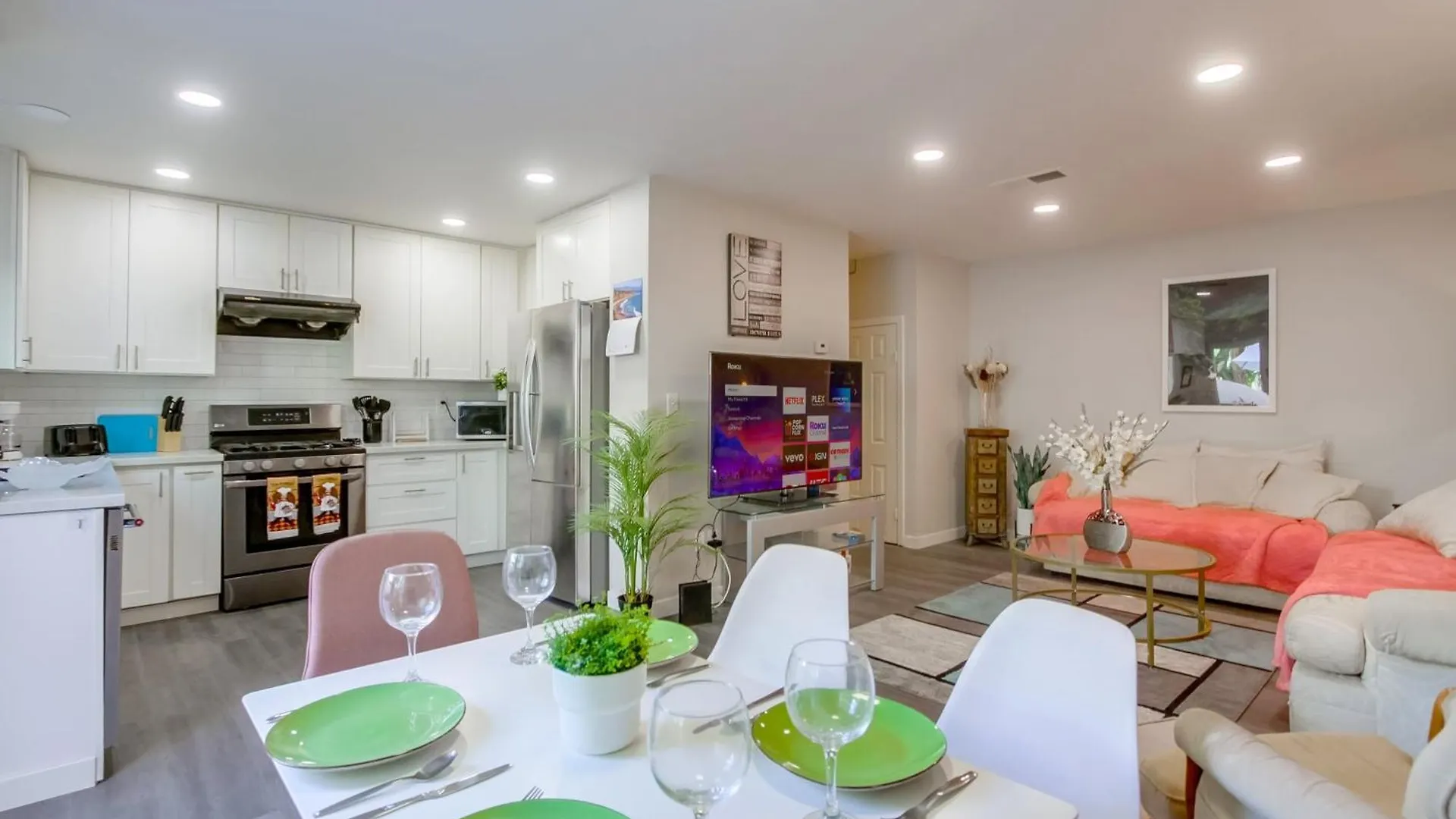 Holiday home Entire Spacious 4-bedroom House W Free Pool Access, Garage & Parking In Prime Location San Diego