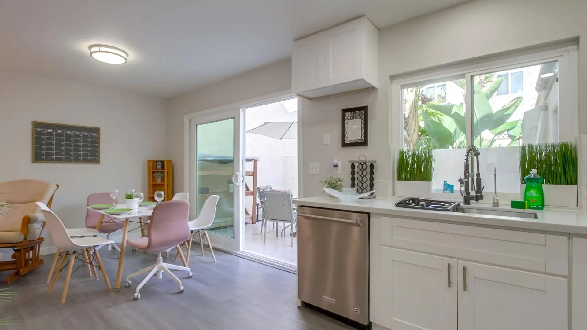 Holiday home Entire Spacious 4-bedroom House W Free Pool Access, Garage & Parking In Prime Location