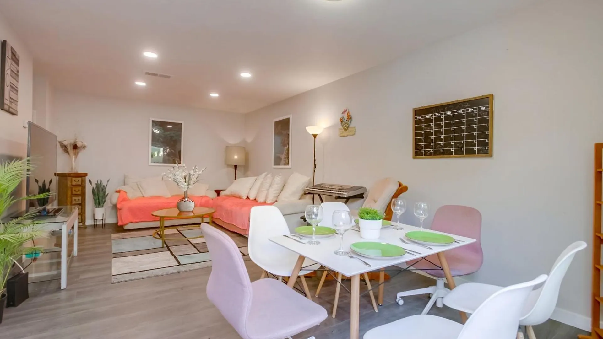 Entire Spacious 4-bedroom House W Free Pool Access, Garage & Parking In Prime Location *