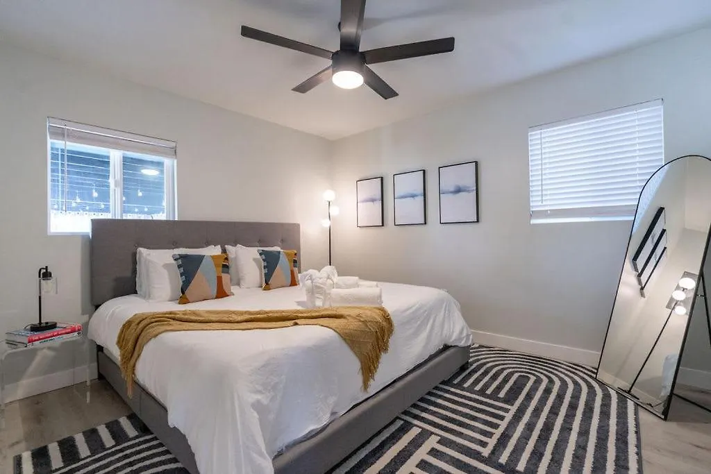 Modern Haven Newly Remodeled Holiday home