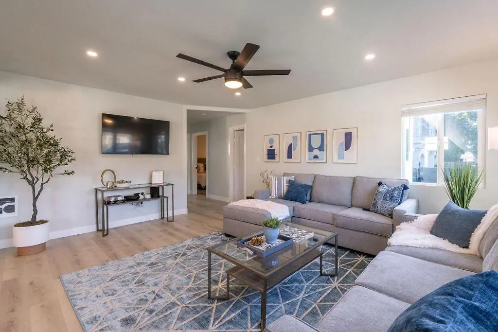 Modern Haven Newly Remodeled Holiday home *