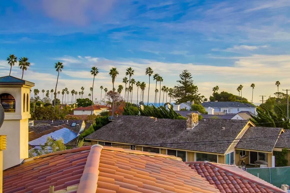 Mediterranean Beauty With Rooftop Deck And Views 度假居