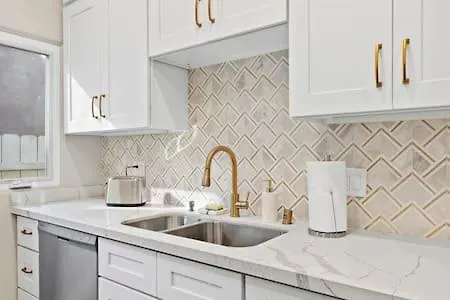 Champagne Taste Luxury In Hillcrest *