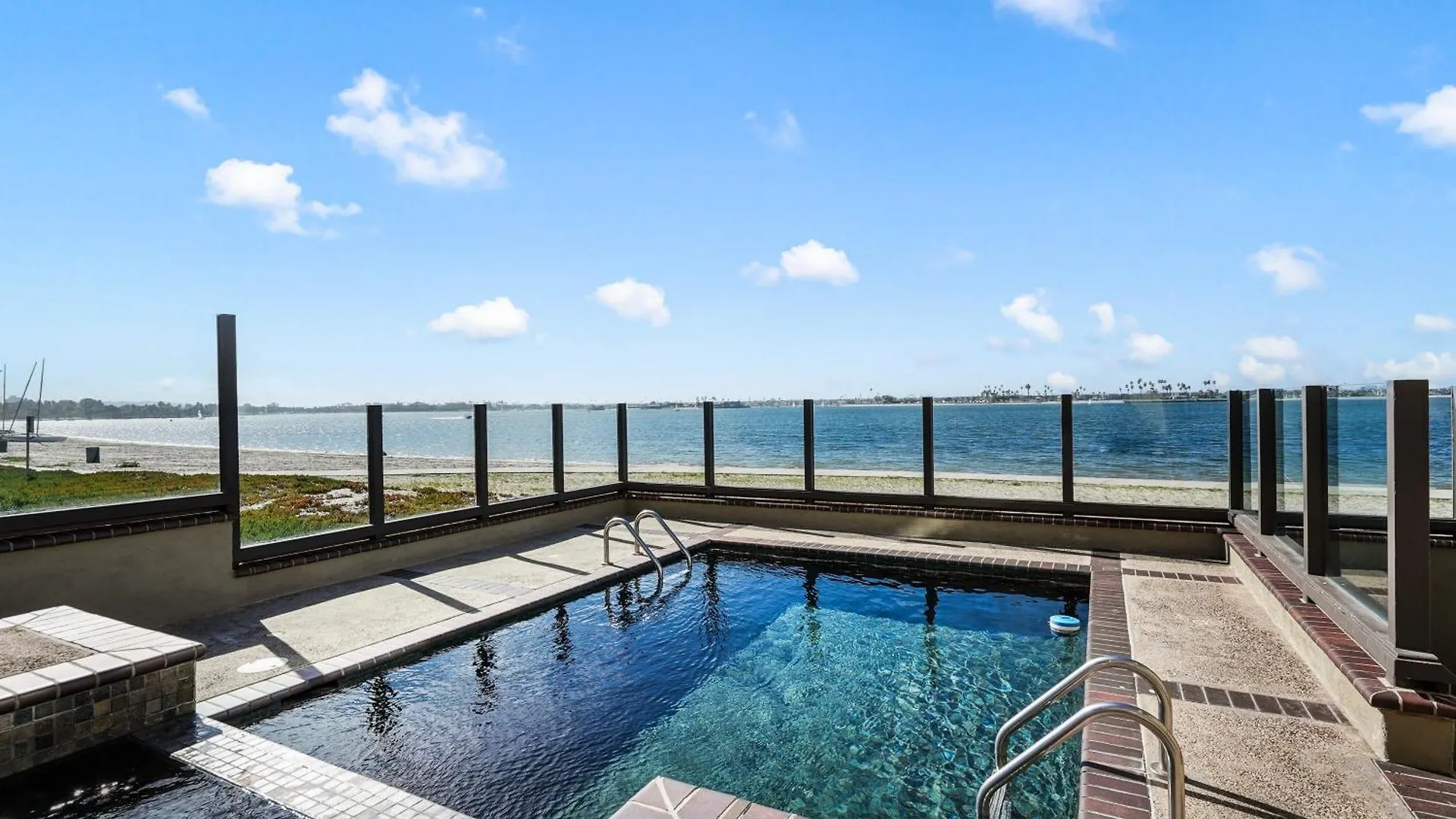 Mission Bay Dreams - W Bay Access, Parking, Pool & Holiday home *