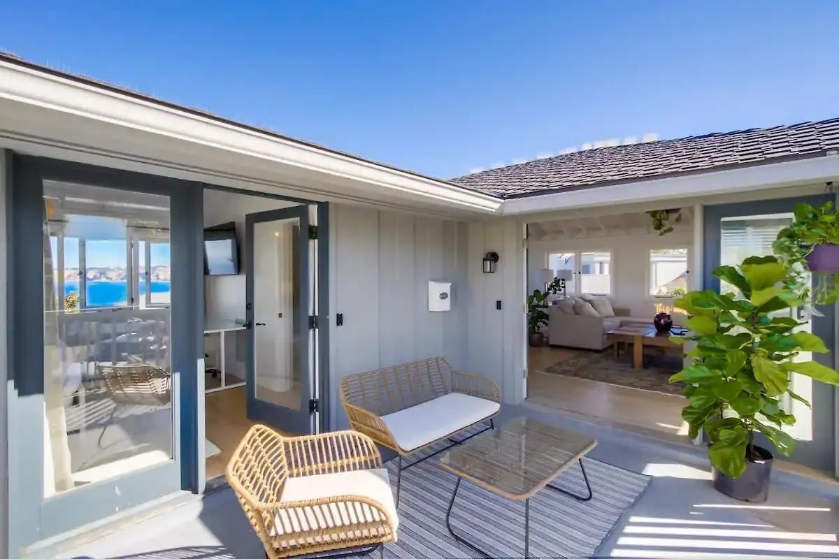 Holiday home Blue Water View In Prime Coastal Locale