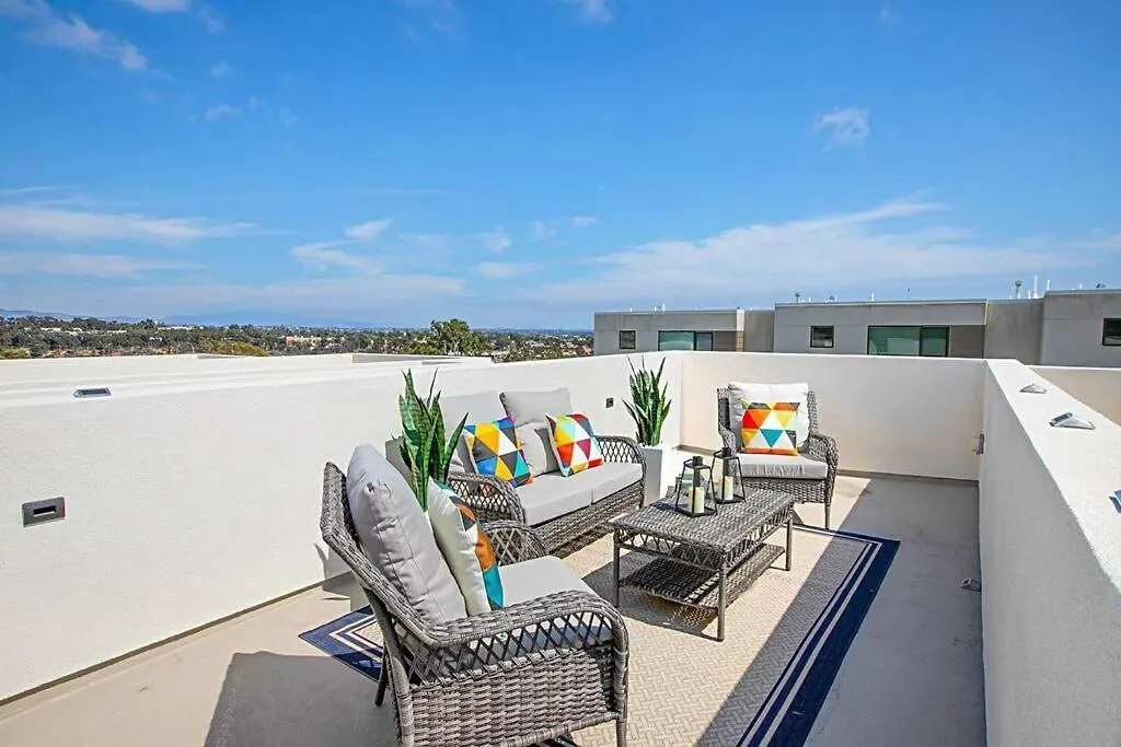 Luxury New With Private Rooftop, Downtown In Minutes *