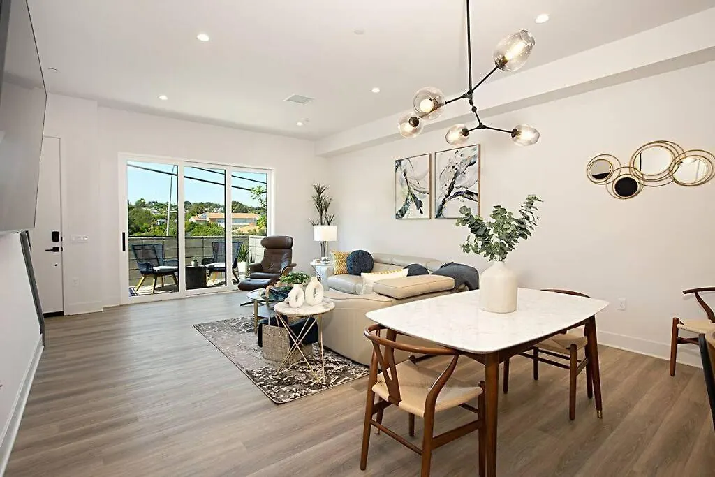 Luxury New With Private Rooftop, Downtown In Minutes *