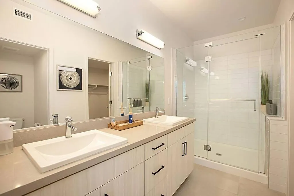 Luxury New With Private Rooftop, Downtown In Minutes *