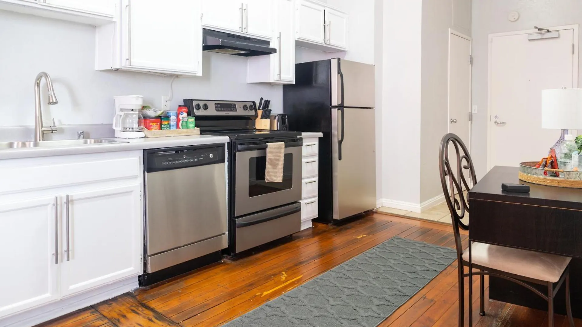 Hotel Gaslamp 2bdrm - W Parking & 5 Beds #303 *