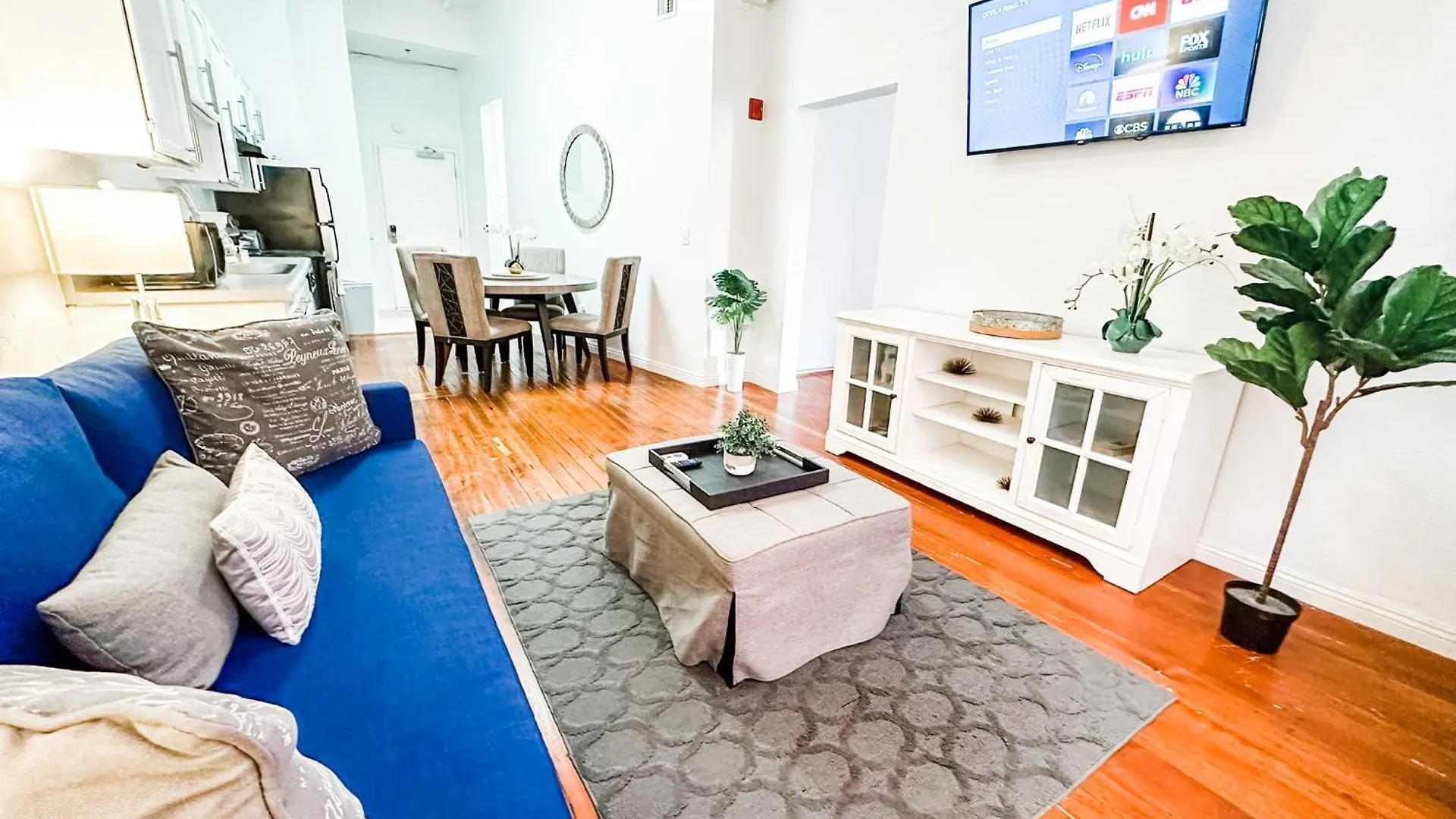 Gaslamp 2bdrm - W Parking & 5 Beds #303