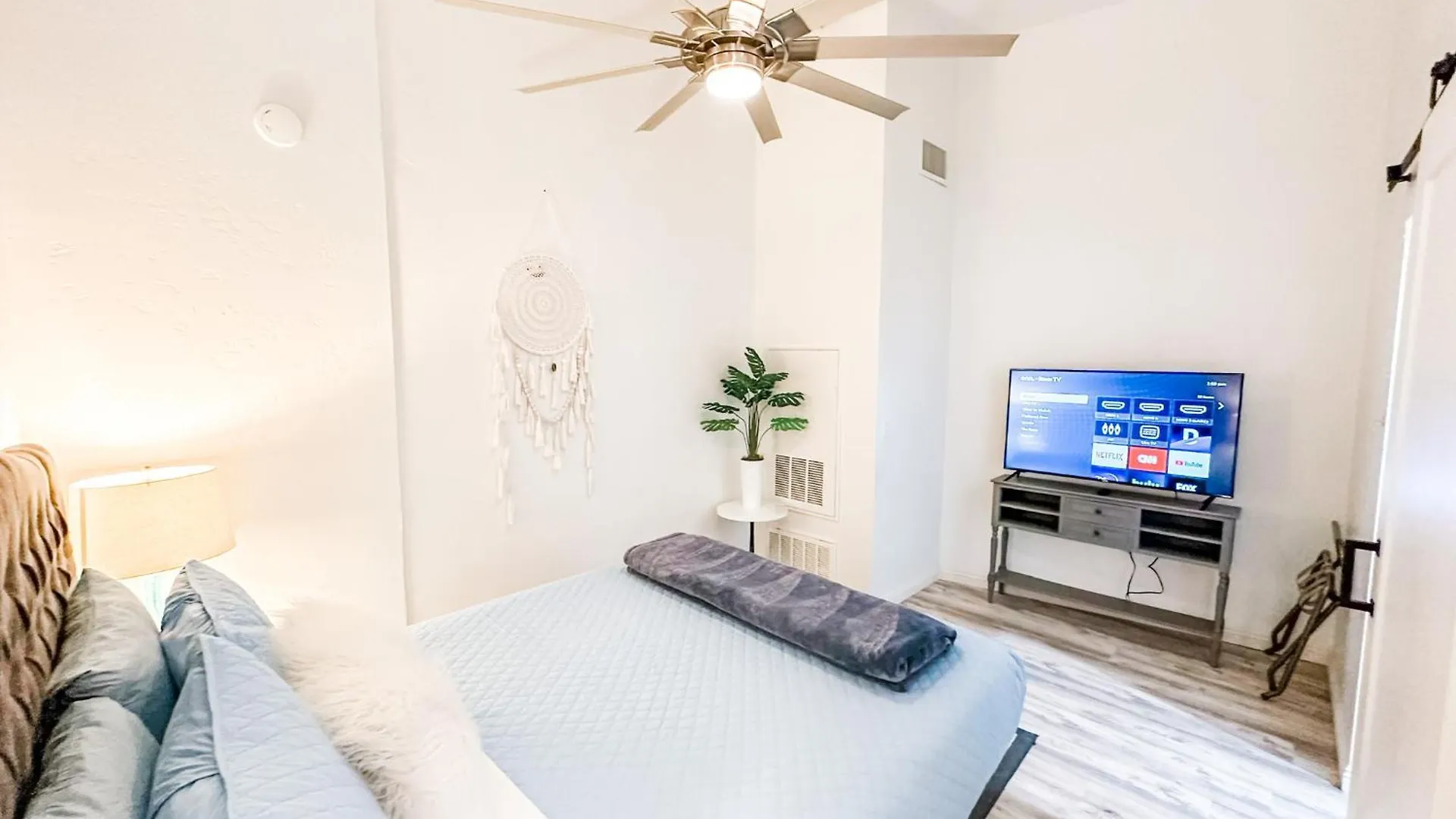 Gaslamp 2bdrm - W Parking & 5 Beds #303 Hotel