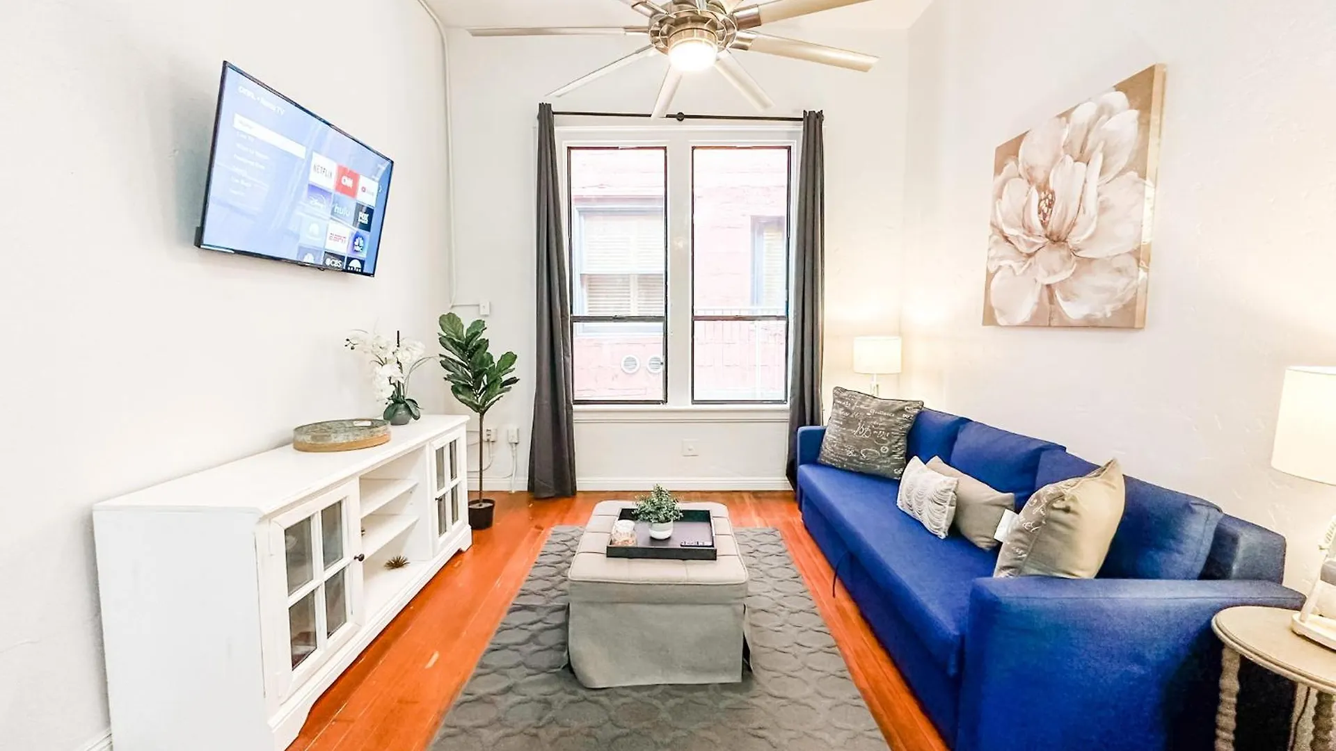Hotel Gaslamp 2bdrm - W Parking & 5 Beds #303 San Diego