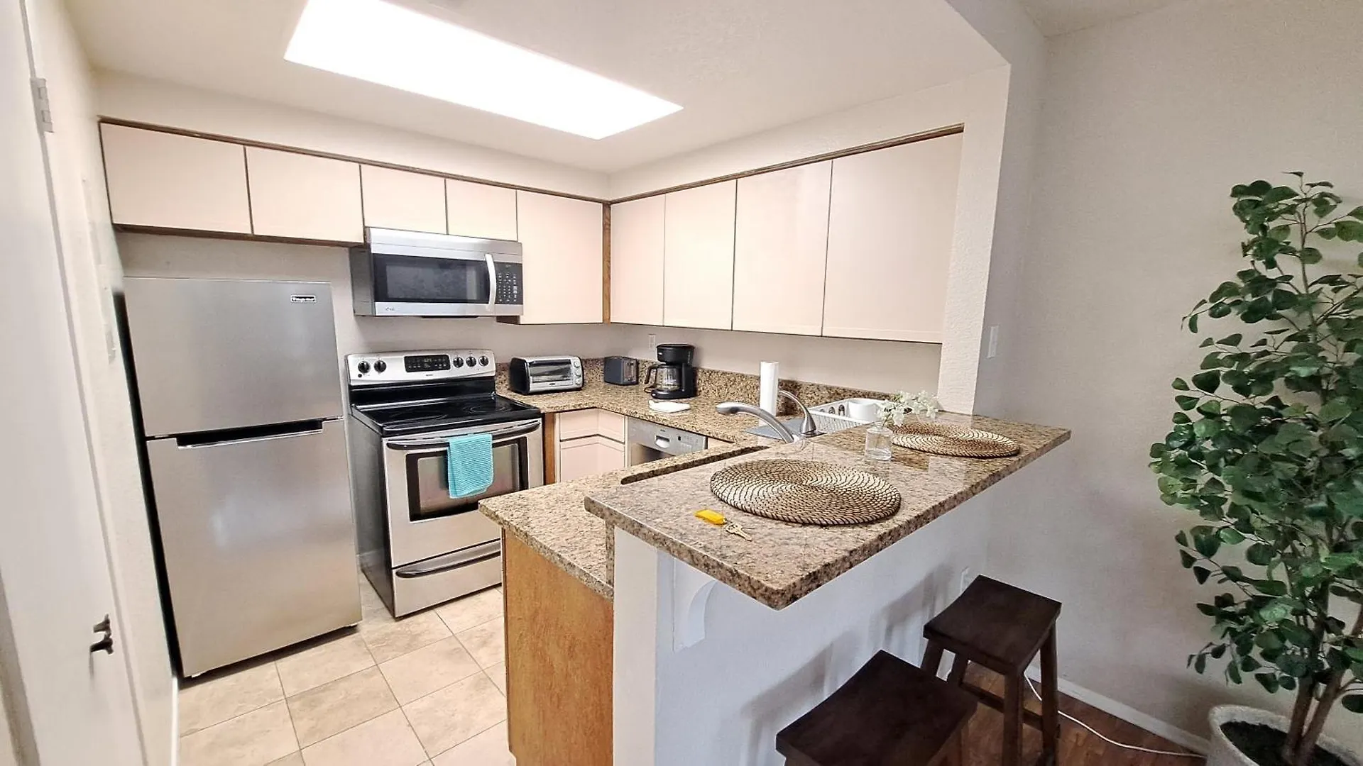 Apartment Corner 2-story One Bedroom La Jolla San Diego