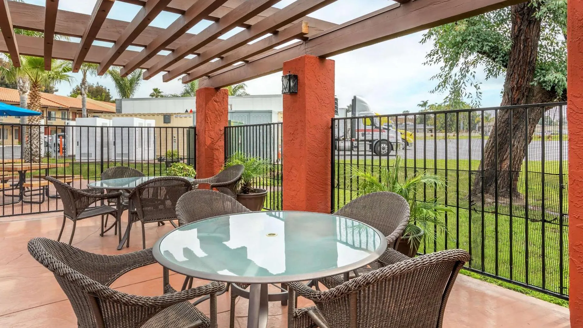 Hotel Western Americana 3*