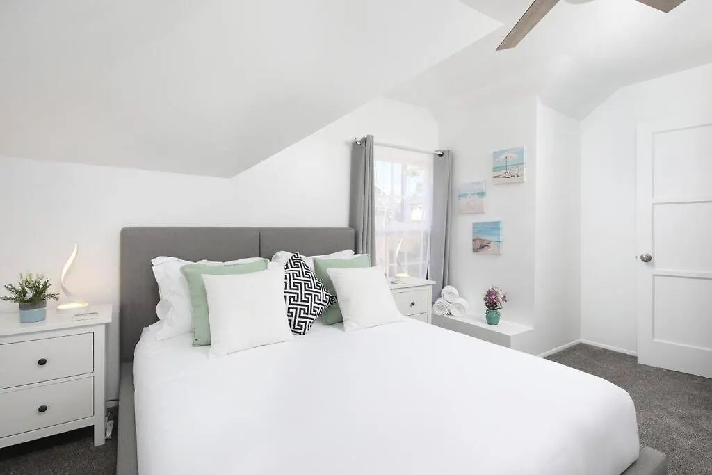 Holiday home 3 Bedroom 2 Bath House With Parking - 10 Guests *