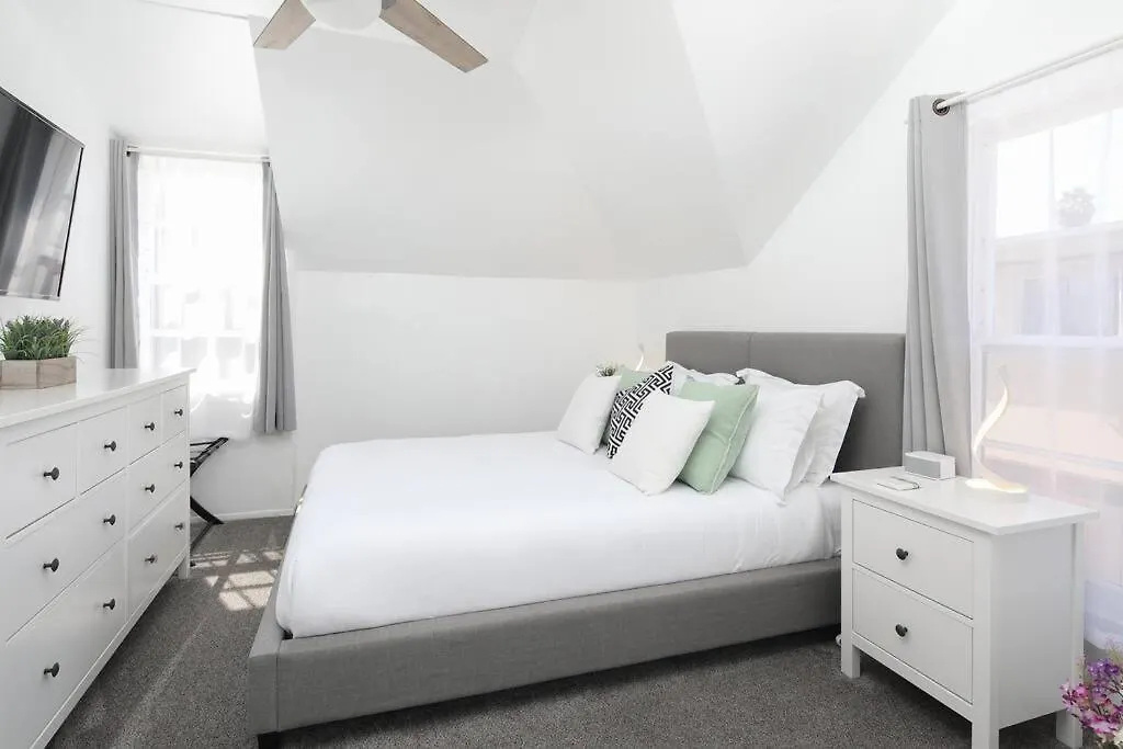 Holiday home 3 Bedroom 2 Bath House With Parking - 10 Guests
