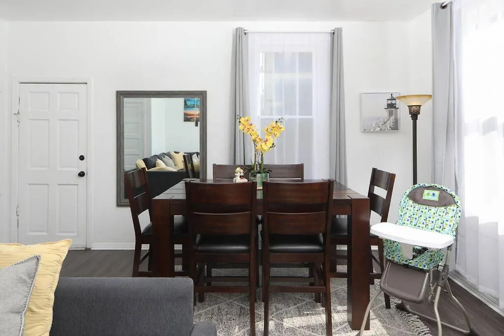 3 Bedroom 2 Bath House With Parking - 10 Guests Holiday home *