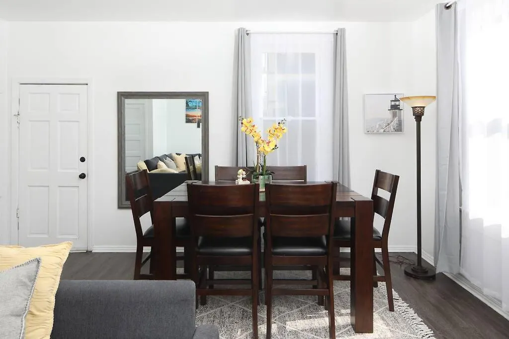 3 Bedroom 2 Bath House With Parking - 10 Guests Holiday home San Diego