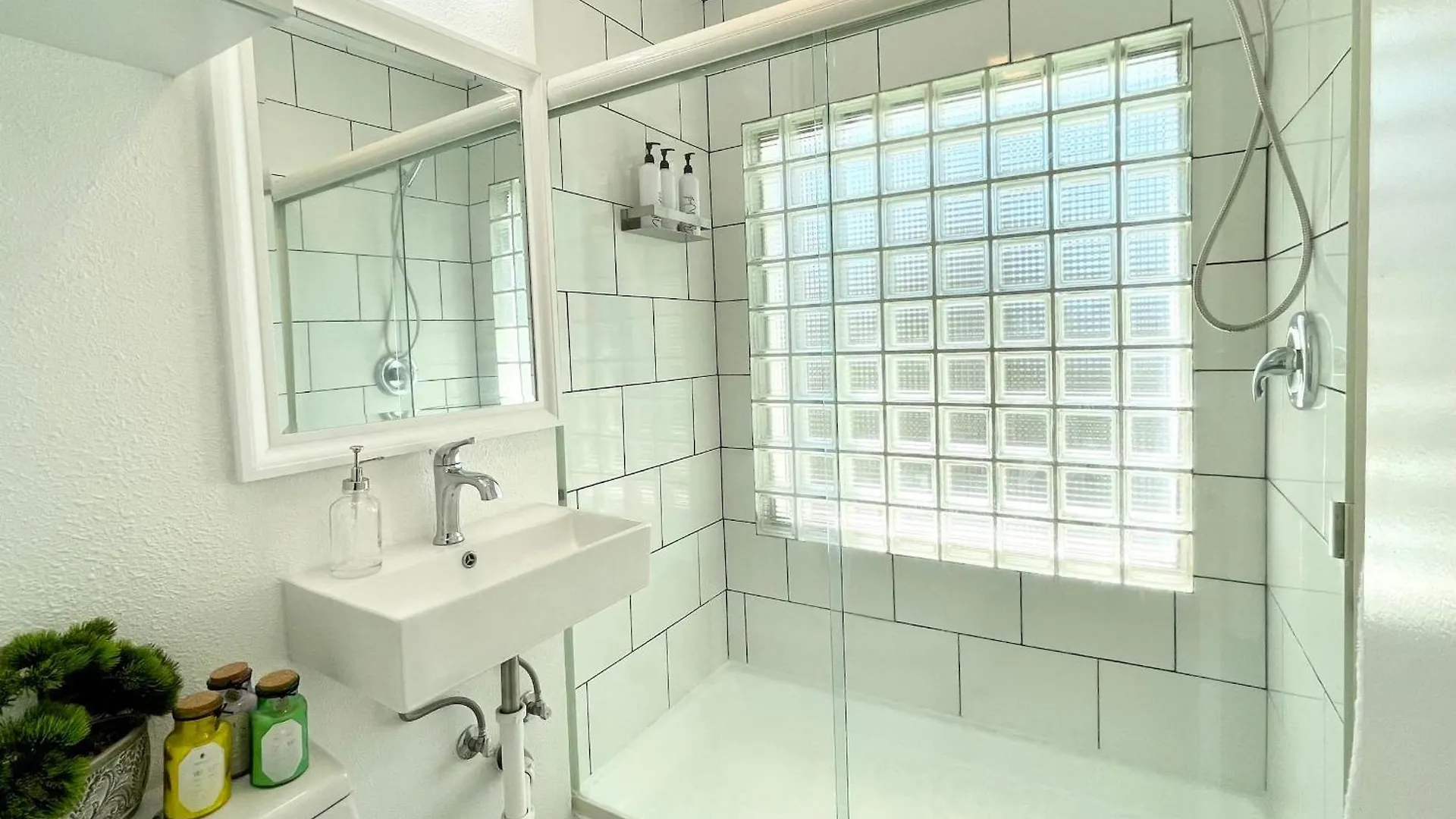 Hidden Gem With Hot Tub And Parking - 4 Guests Apartment *
