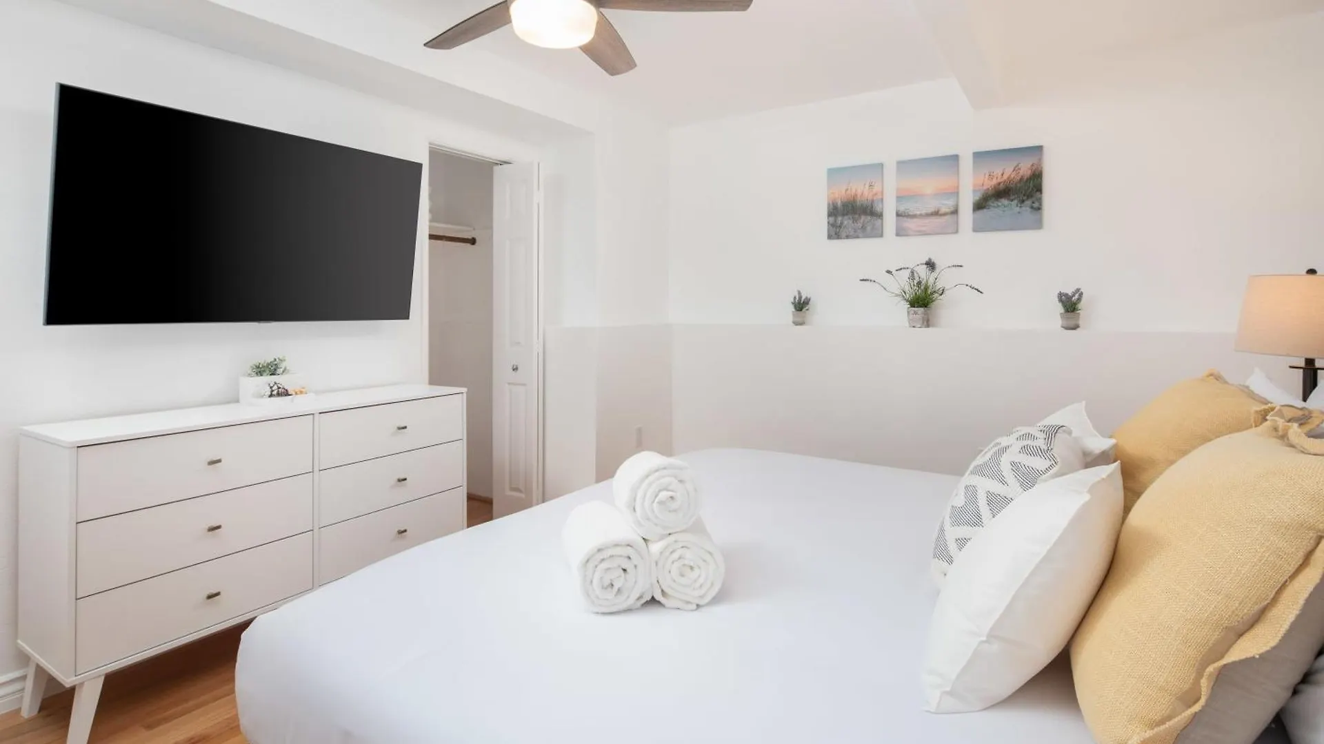 Holiday home 4 Bedroom 2 Bath With Ocean View Hot Tub Parking