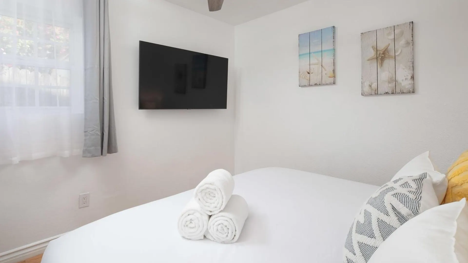 4 Bedroom 2 Bath With Ocean View Hot Tub Parking *