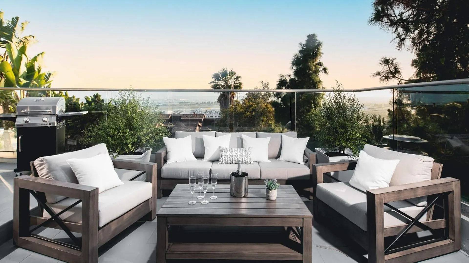 4 Bedroom 2 Bath With Ocean View Hot Tub Parking Holiday home *
