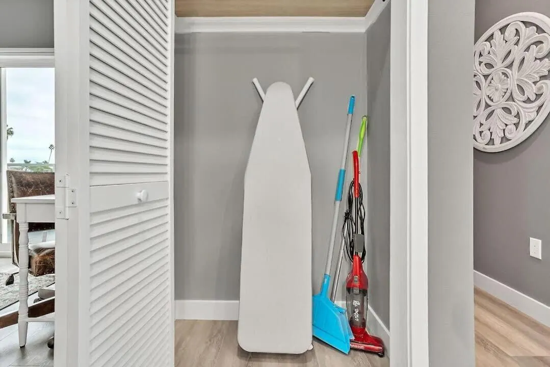 Apartment Professionals-restaurants-fastwifi-a C-desk- Pets *