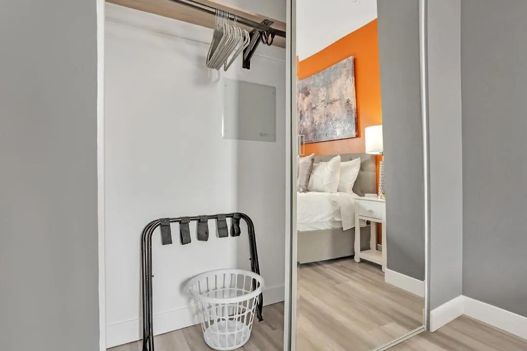 Professionals-restaurants-fastwifi-a C-desk- Pets San Diego
