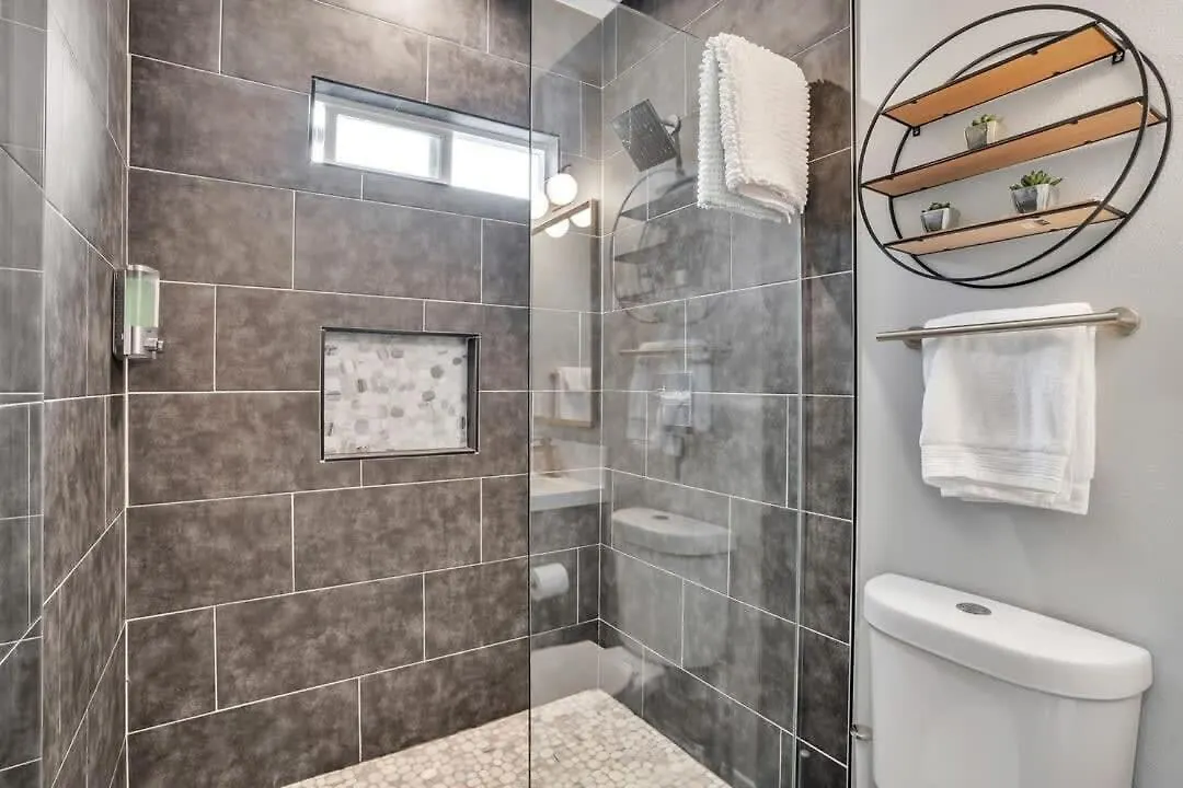 Professionals-restaurants-fastwifi-a C-desk- Pets Apartment