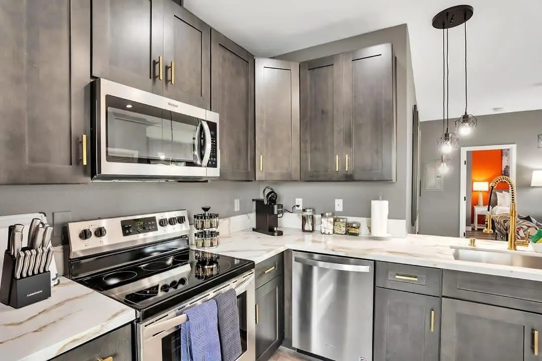 Apartment Professionals-restaurants-fastwifi-a C-desk- Pets *