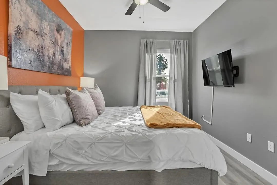 Apartment Professionals-restaurants-fastwifi-a C-desk- Pets San Diego